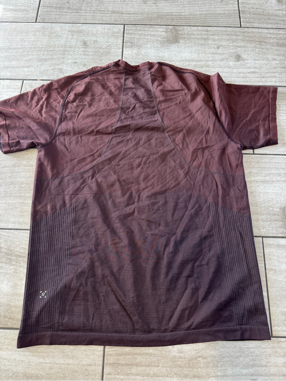 Lululemon Men's Short Sleeve Running Athletic Shirt Sz L burgundy